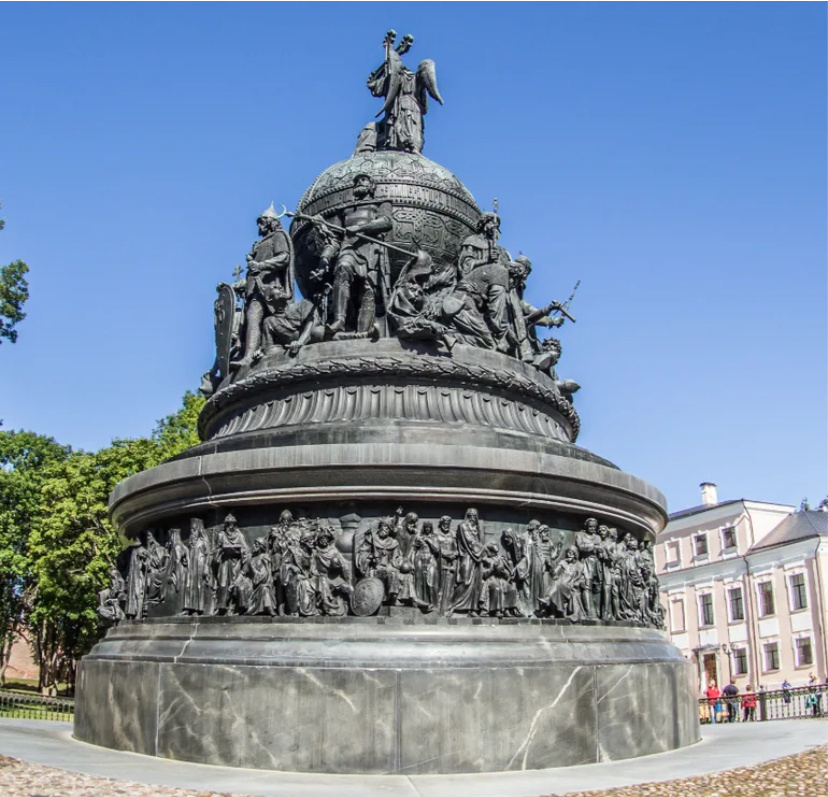 Памятник «Тысячилетие России» находится в Новгороде напротив Софийского собора.