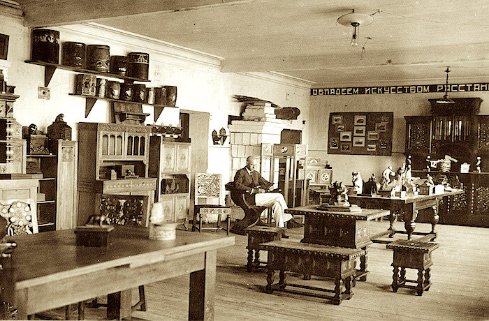 Абрамцевская художественно-деревообделочная школа ФЗУ. Кабинет образцов. Фото, 1933 год, АХПК им. В.М. Васнецова. Фото из открытых источников.