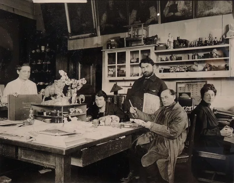 Б.Н. Ланге (сидит) и другие деятели Кустарного музея Москвы, 1925 год. Фото из открытых источников.