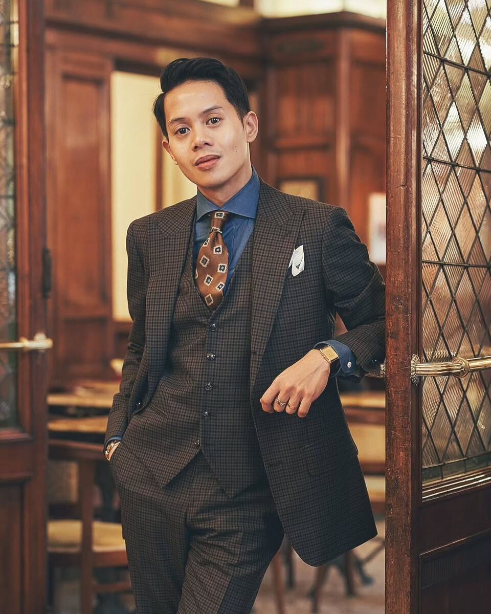 Мелкая клетка допустима, если она не слишком яркая. Здесь же на увеличение вертикальных линий работает и полный костюм, создающий единый силуэт, и остроконечные лацканы пиджака.