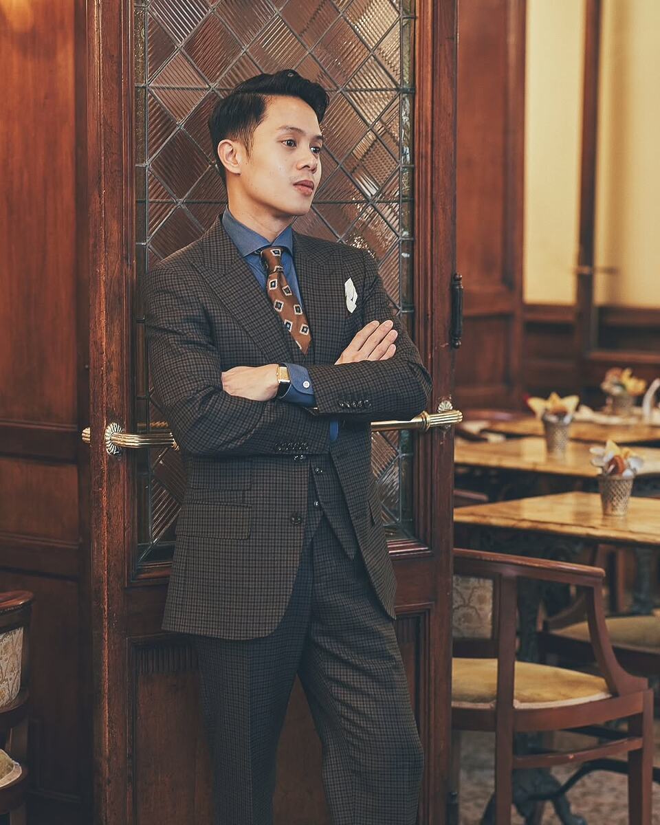 Мелкая клетка допустима, если она не слишком яркая. Здесь же на увеличение вертикальных линий работает и полный костюм, создающий единый силуэт, и остроконечные лацканы пиджака.