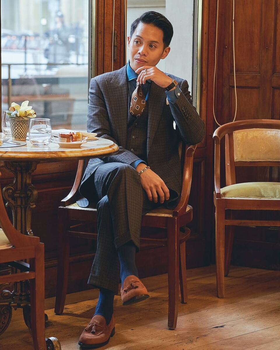 Мелкая клетка допустима, если она не слишком яркая. Здесь же на увеличение вертикальных линий работает и полный костюм, создающий единый силуэт, и остроконечные лацканы пиджака.