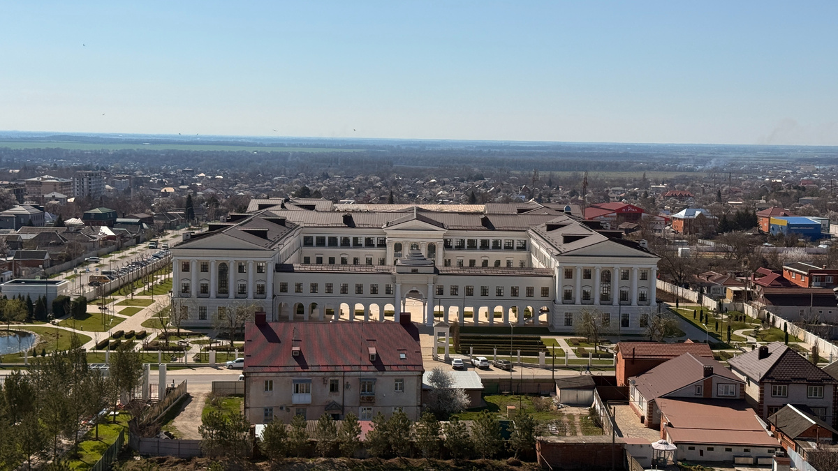 Вид из отеля Ленда на Лицей им.Лобачевского. Город Усть-Лабинск. 