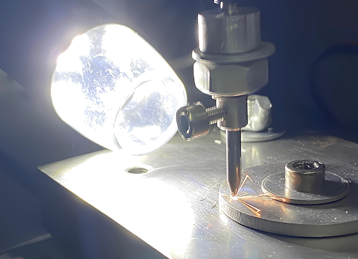 Процесс формирования танталового покрытия на титане методом электроискрового нанесения. Источник: Владимир Кошуро