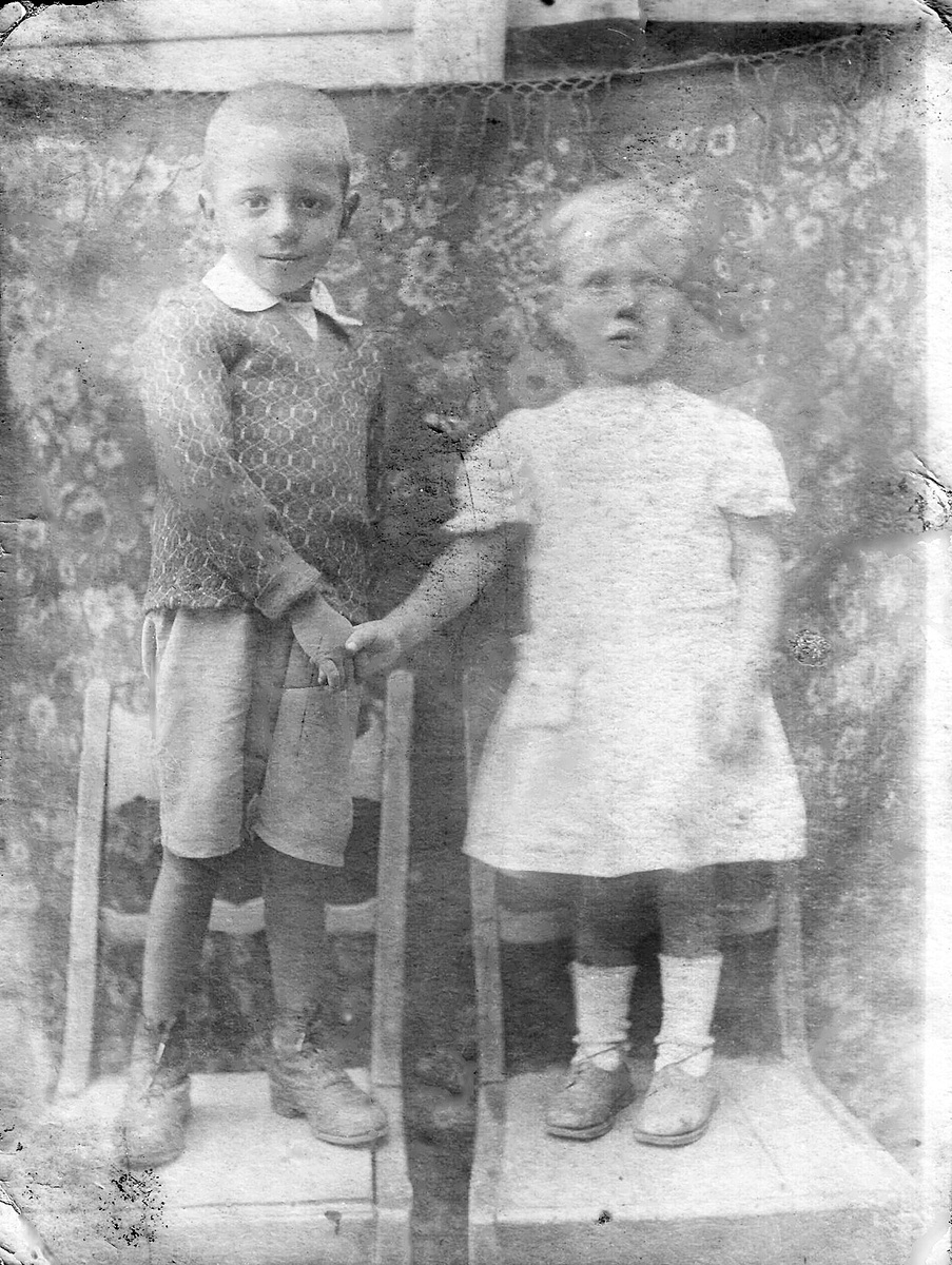 Дети войны: Рита Козлова и её братик. Это совместное фото  - последнее в их жизни.