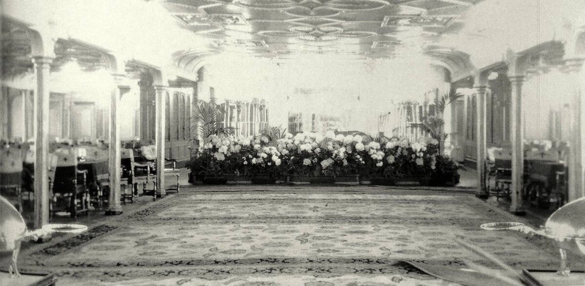 «Олимпик», 1920-е годы. В центре обеденного зала устроен теперь танцпол, а по бокам всегда свежиецветы все той же компании.