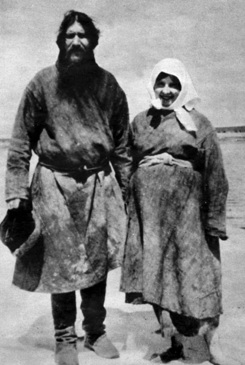Редкая фотография Распутина с женой до его возвеличивания.