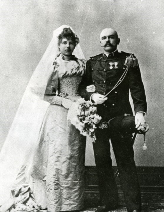 Свадебное фото Зелле и Маклеода (1895), Фризский музей, Леуварден. Источник фото: friesmuseum.