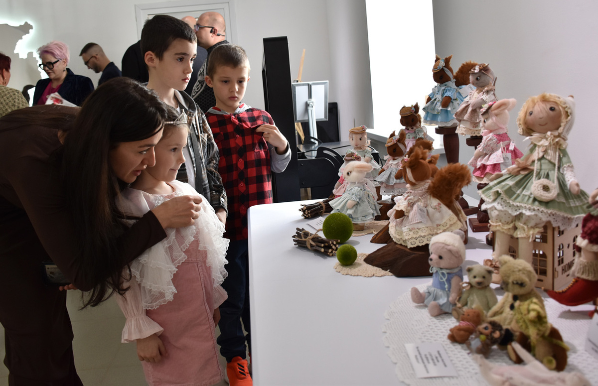 От разнообразия представленных на выставке кукол глаза разбегаются. Фото автора.