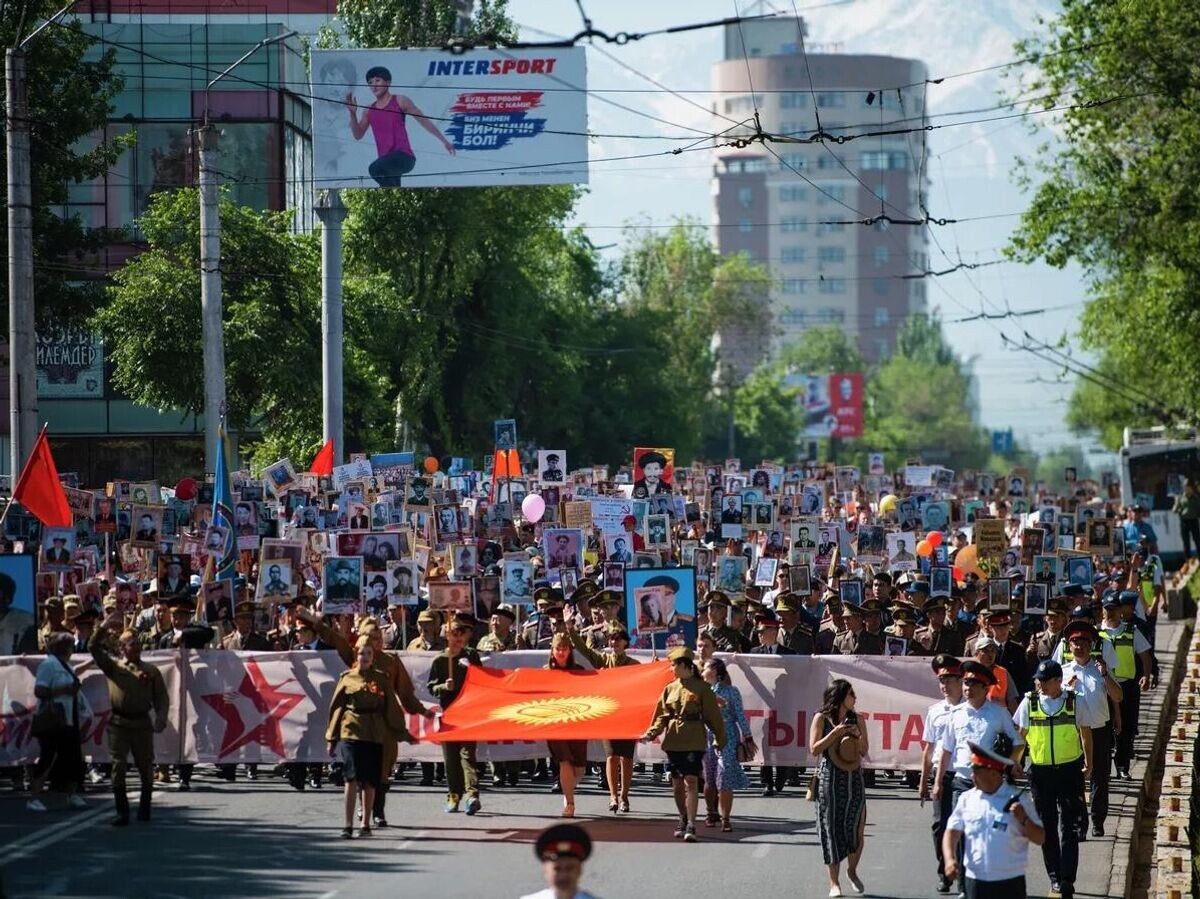    Участники шествия "Бессмертный полк" в Бишкеке© Sputnik / Табылды Кадырбеков