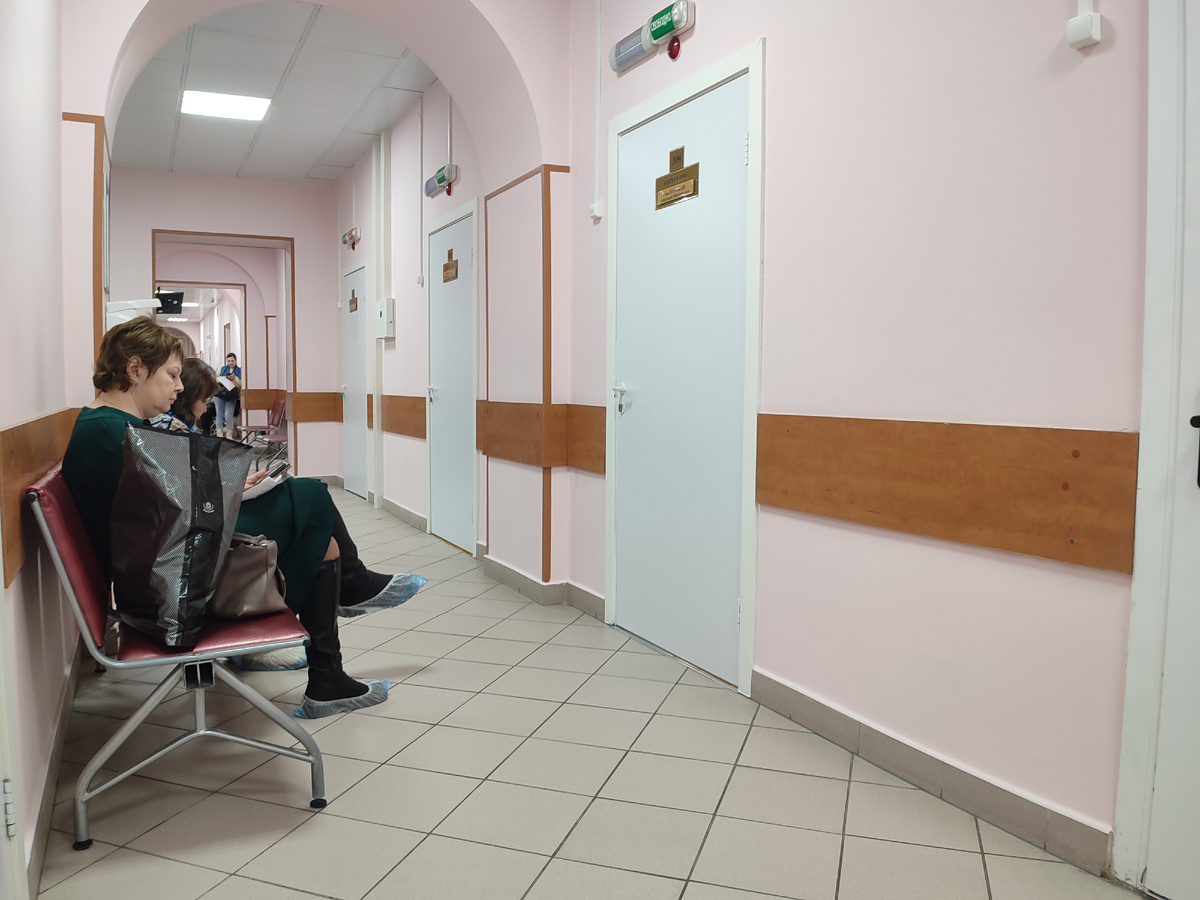 В коридорах поликлиники МНИОИ им. П.А. Герцена на Пироговской, 6