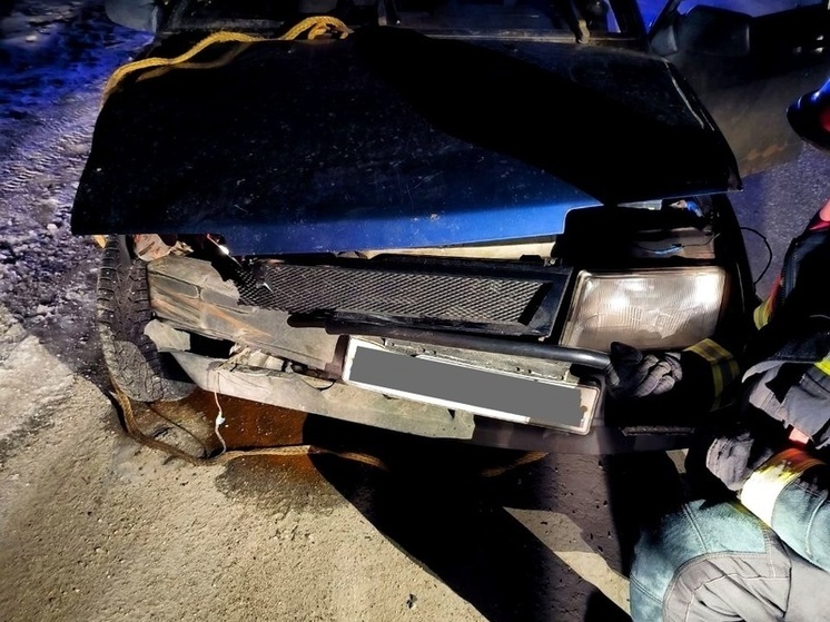     Автомобиль ВАЗ 2109 врезался в дорожный отбойник около Апатитов. Фото: пресс-служба Управления по ГОЧС и ПБ Мурманской области.