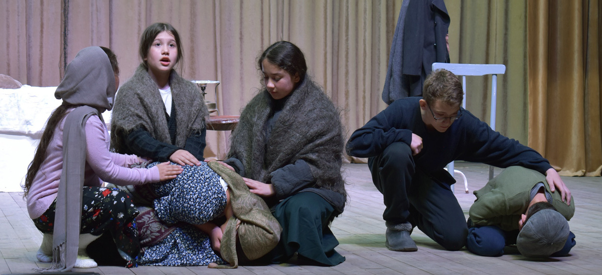 Выступает театральная студия «Тандыр» из Ногайского района