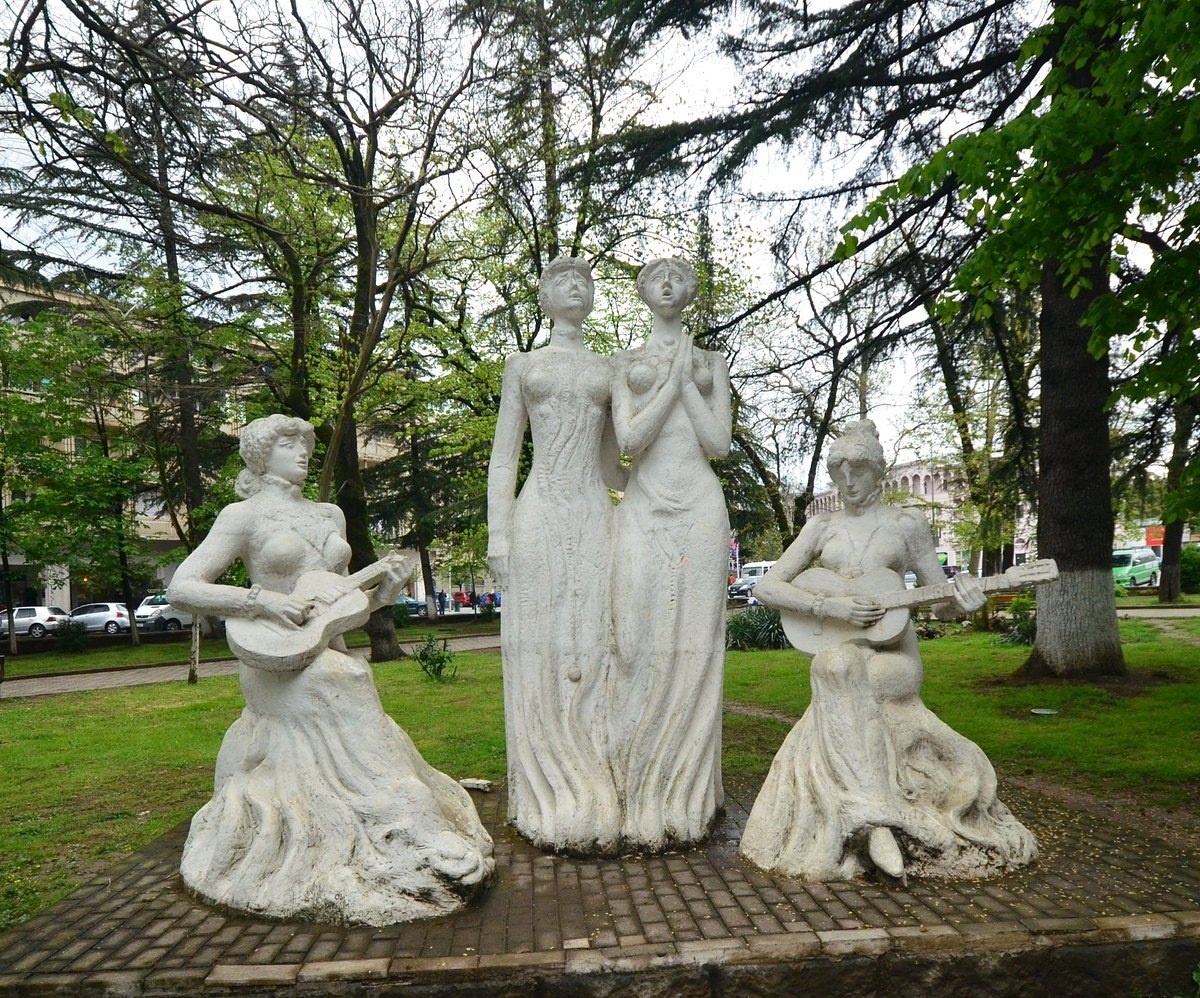 скульптура в парке возле Колхидского фонтана