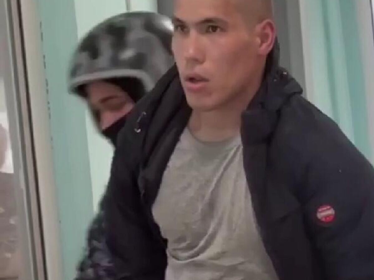    Мужчина, пытавшийся пройти в учебное заведение в Челябинске© Кадр видео из соцсетей