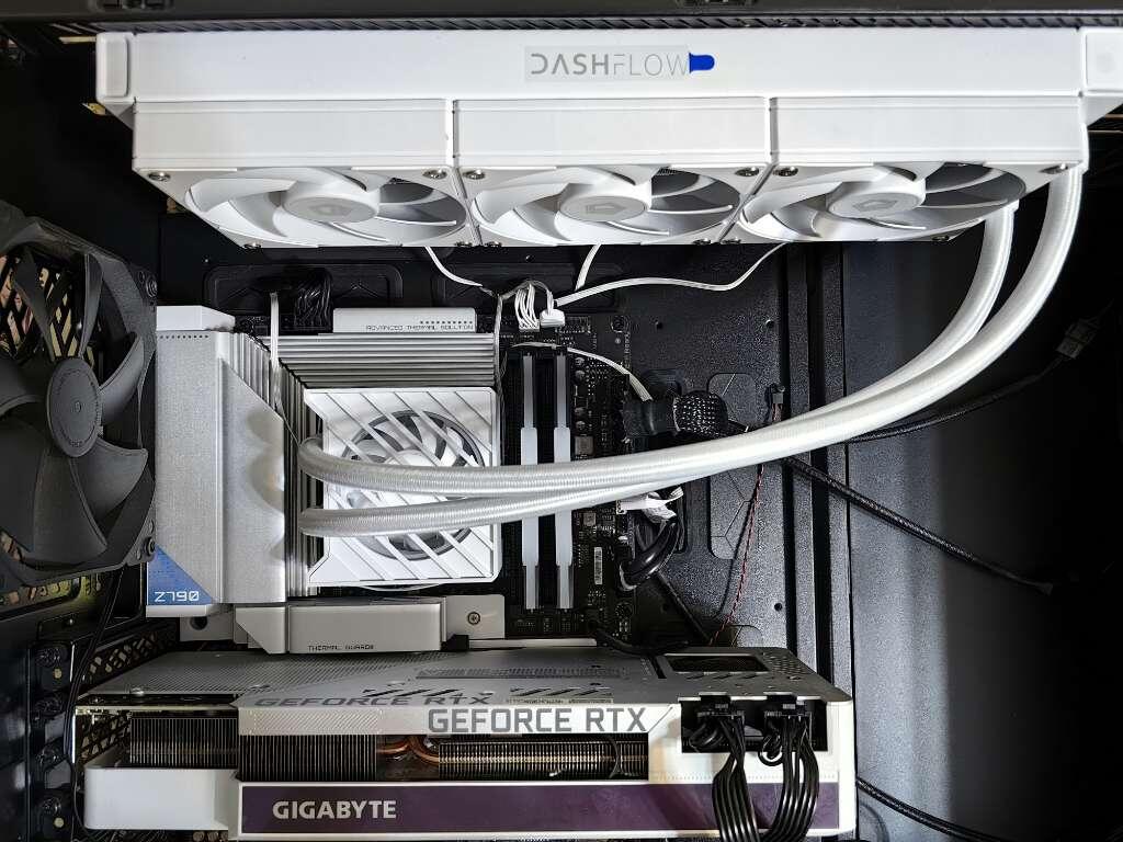 Источник фото: https://unsplash.com/photos/the-inside-of-a-computer-case-with-a-lot-of-wires-8mMBW34dfic