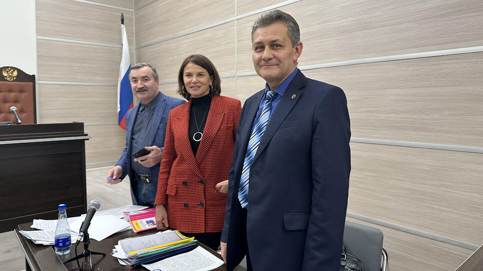 Рауфа Рахимова со своими адвокатами Сергеем Макаренко и Ильнуром Салимьяновым .📷Фото: Венера Хисамова / Коммерсантъ