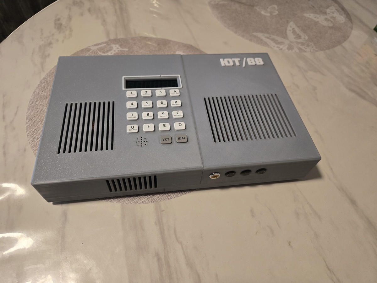 Верхняя сторона компьютера ЮТ-88.