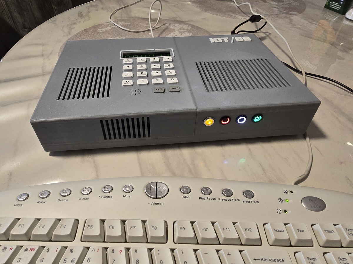 Индикаторы и переключатели режимов работы компьютера ЮТ-88.