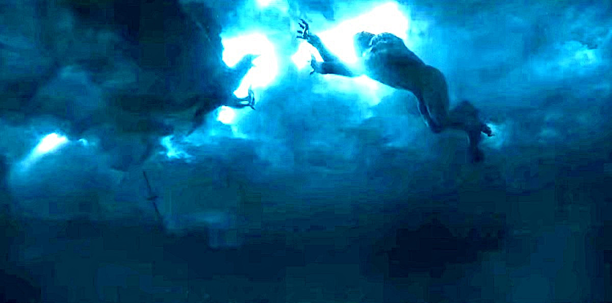 А в некоторых сценах фильма были использованы отрывки из клипа В. Добрынина "Синий туман похож на обман". 