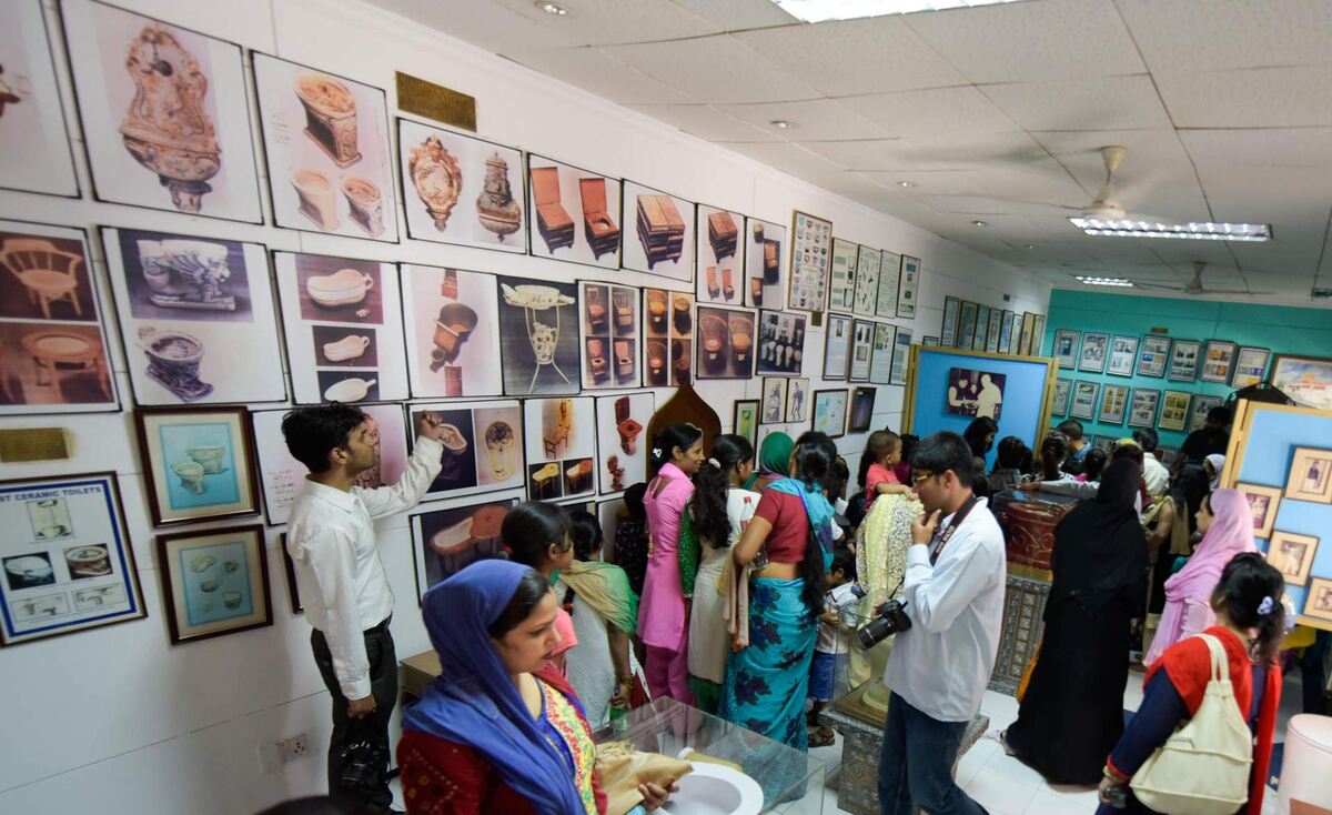 Люди, посещающие Музей туалетов. Взято здесь: https://vk.cc/cKFjen