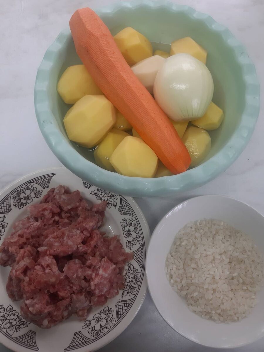 Итак, берем картофель, луковицу, морковь, рис и фарш