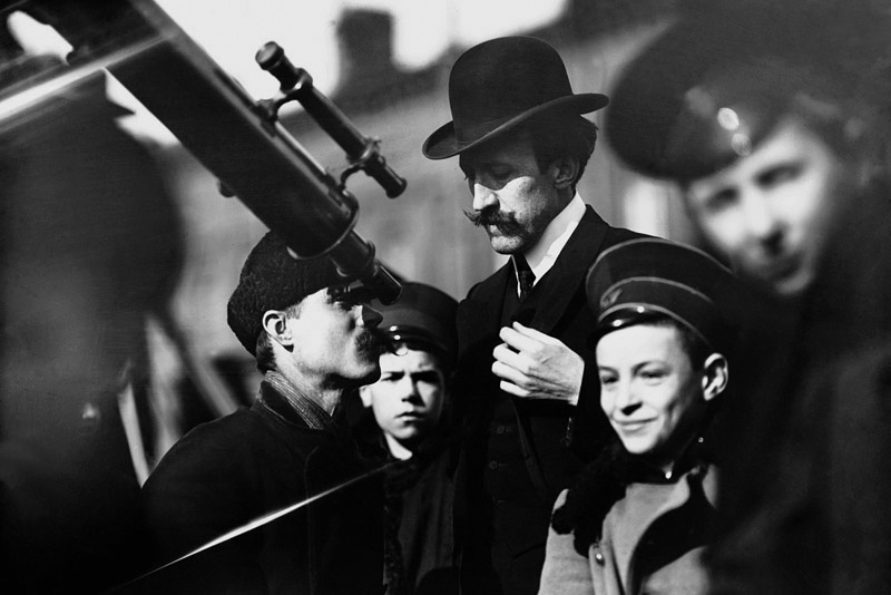 Жители Петербурга наблюдают солнечное затмение