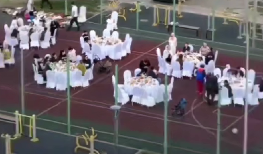Я выглянула в окно и не поверила своим глазам: иноземцы справляют свадьбу прямо на детской спортивной площадке и это в Москве