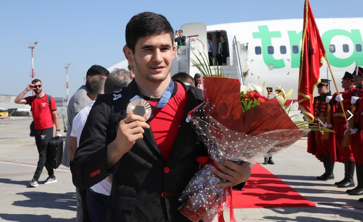 Валиева встречают в Албании после Олимпийских Игрищ в Париже. Фото из открытых источников.  