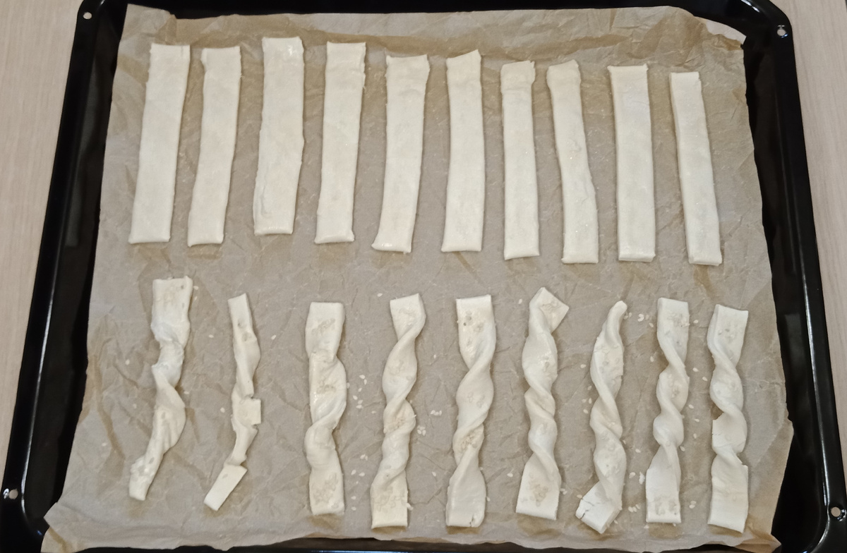 По желанию можно смазать хлебные палочки взбитым яйцом.