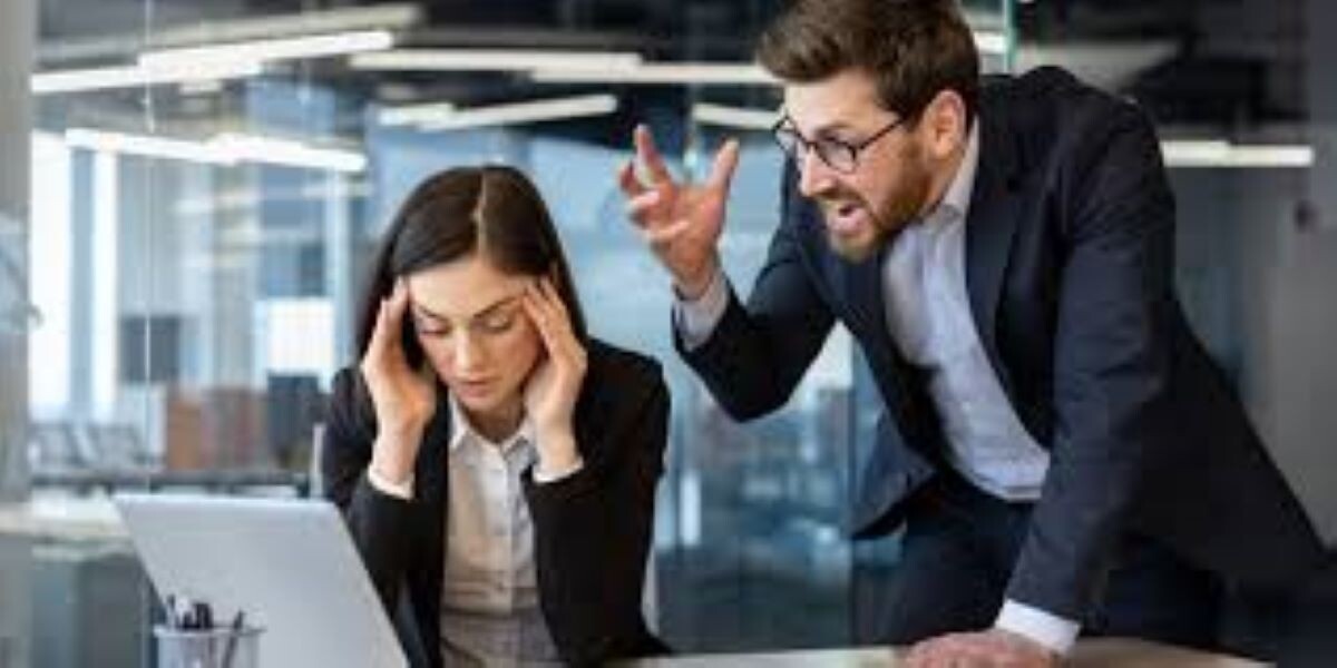 Гнев — такая же часть повседневной жизни, как и радость. Однако сотрудникам следует разработать методы борьбы с яростью на рабочем месте: гнев на работе не стоит проявлять. 