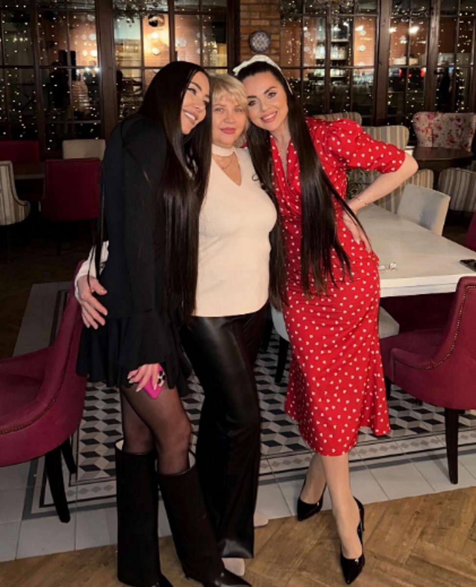 Алена Рапунцель в алом платье с горошком. Фото: соцсети