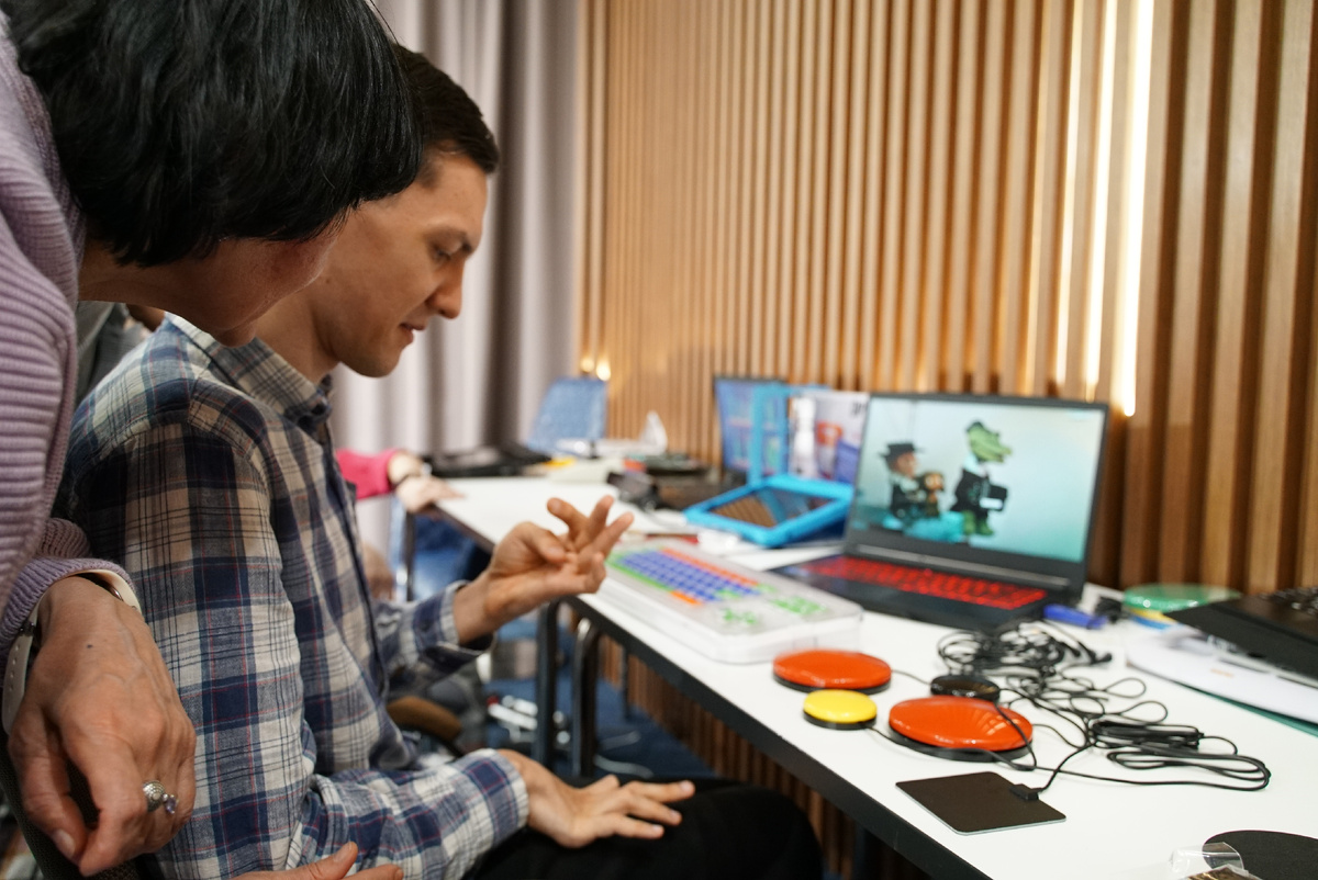 Представленные средства АДК: кнопка-переключатель, адаптированная клавиатура, коммуникационный планшет