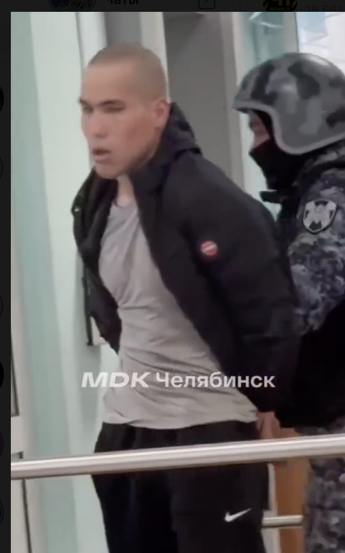 неадекватного спорптмена увели сотруднии Росгвардии.