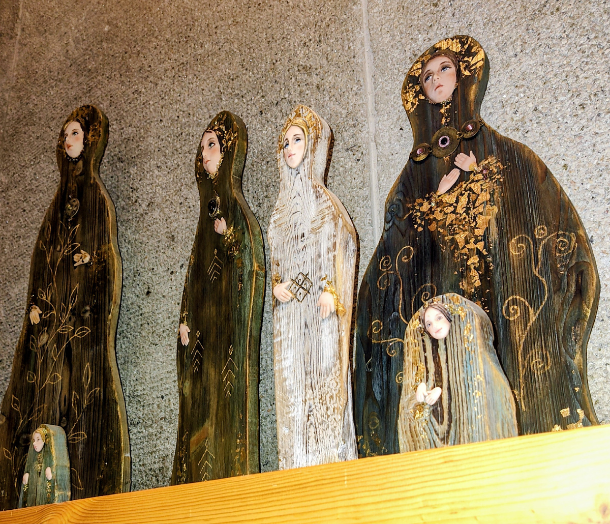 В качестве иллюстрации фото автора. Эти фигуры ручной работы выставлены в фойе нижегородского Дома архитектора