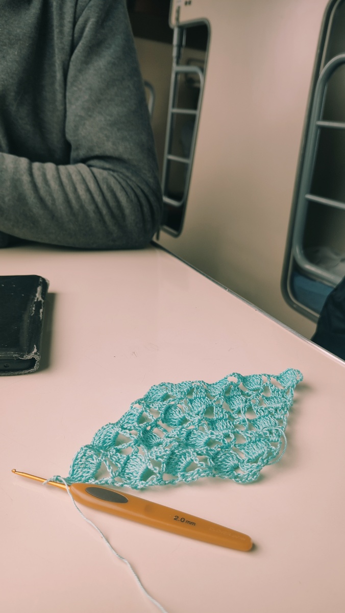 Вяжу косынку крючком в дизеле Минск-Витебск