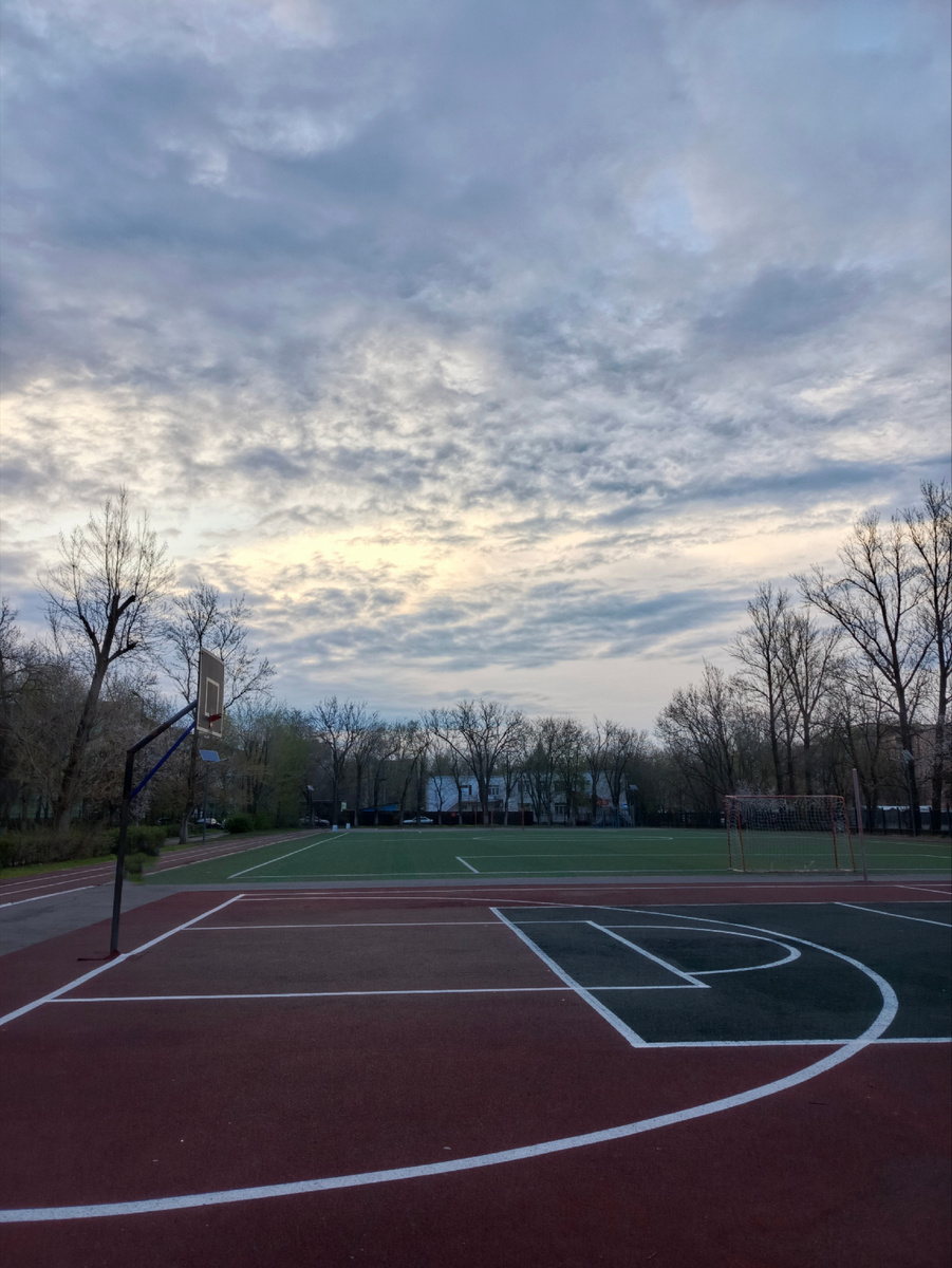 Если повезёт, то на стадионе может быть так. Согласитесь, тоже красиво. Но рассветного золотисто-красного цвета - не хватает🌄