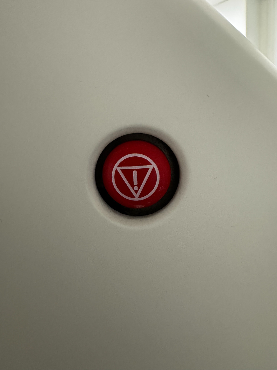 Так выглядит аварийный выключатель.