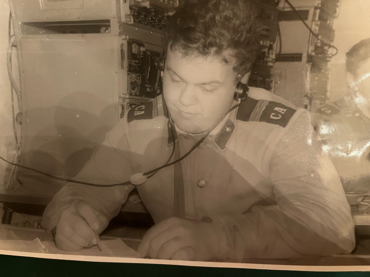 Алик Арысланов в приемном радиоцентре командного пункта полка. Предположительно 1988 год