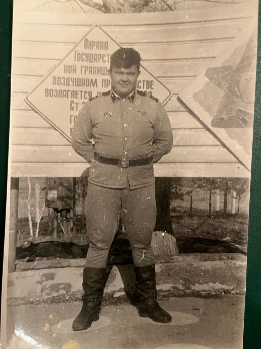 Алик Арысланов на плацу у входа на КП