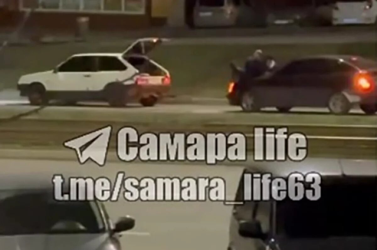    В Самаре наказан водитель тонированного ВАЗ-2108, катавший на капоте людей