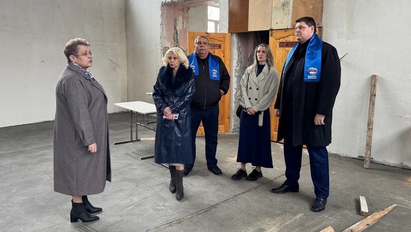    Осмотр работ в школе Фото: пресс-служба «Единой России»