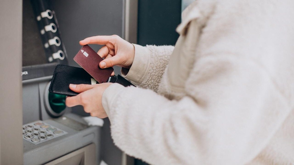    Новые ограничения на снятие наличных введут для борьбы с мошенничеством. Фото: Freepik