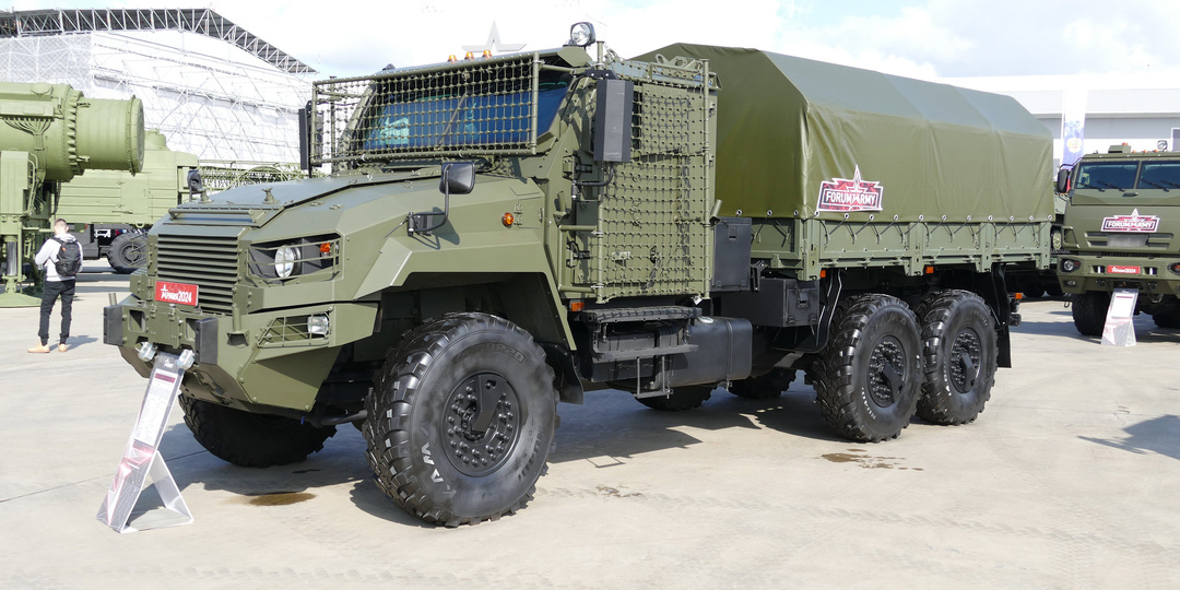 Трехосный носатый бронегрузовик от КамАЗ