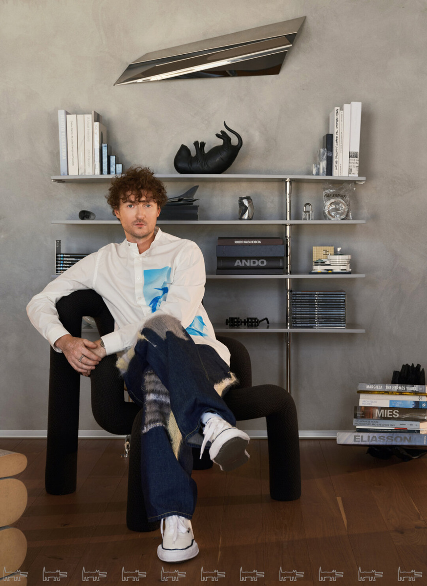    Культовый объект норвежского дизайна 1980-х Ekstrem Chair вместе с Денисом Шевченко расположился на фоне стеллажа от модерниста Марселя Брейера Фото: Дмитрий Цыренщиков