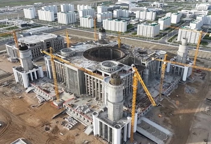 Строительство мечети в городе Аркадаг, 9 апреля, 2025 г., Туркменистан (Фото: THP)