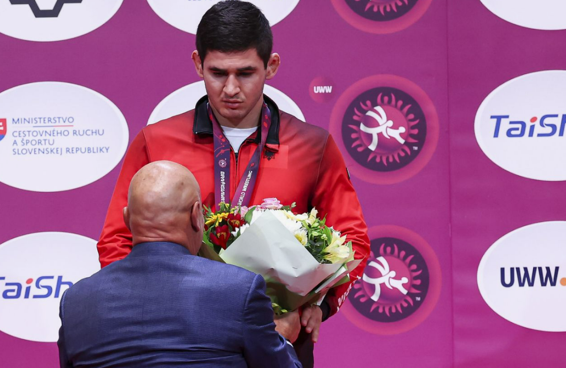 Вручение Михаилом Мамиашвили золотой медали Чермену Валиеву пошло не по плану. Фото: соцсети