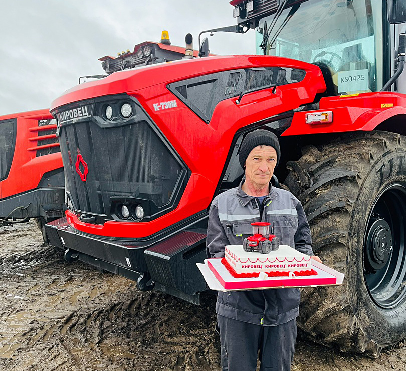 Механизатор Александр Подгорных рядом с новым «Кировцем»