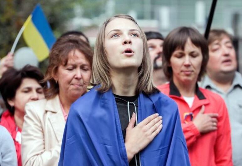 Украинцы поют гимн на митинге в Харькове