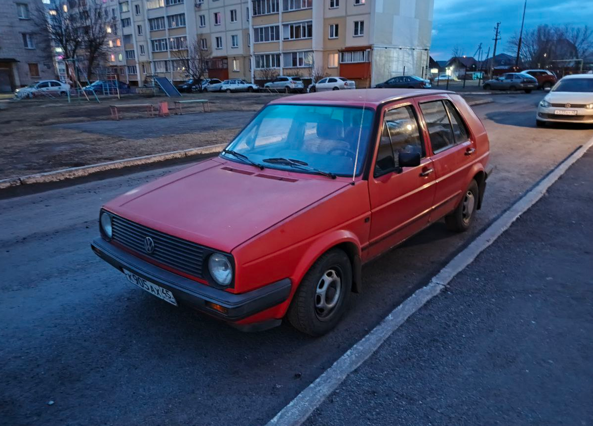 Старина Гольф с уже исправными тормозами :)